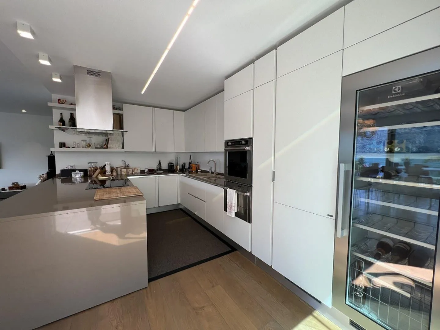 Moderno appartamento di 3,5 locali con vista mozzafiato sul lago - Foto 4 di 13