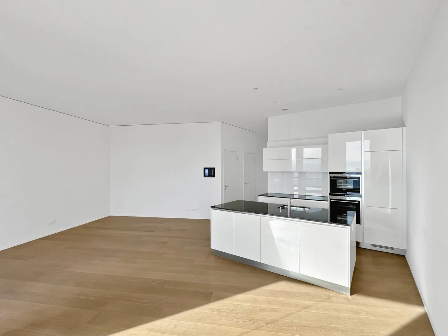 Appartement exclusif de 2,5 pièces en hauteur avec vue panoramique sur Zurich et les Alpes - Photo 2 sur 11