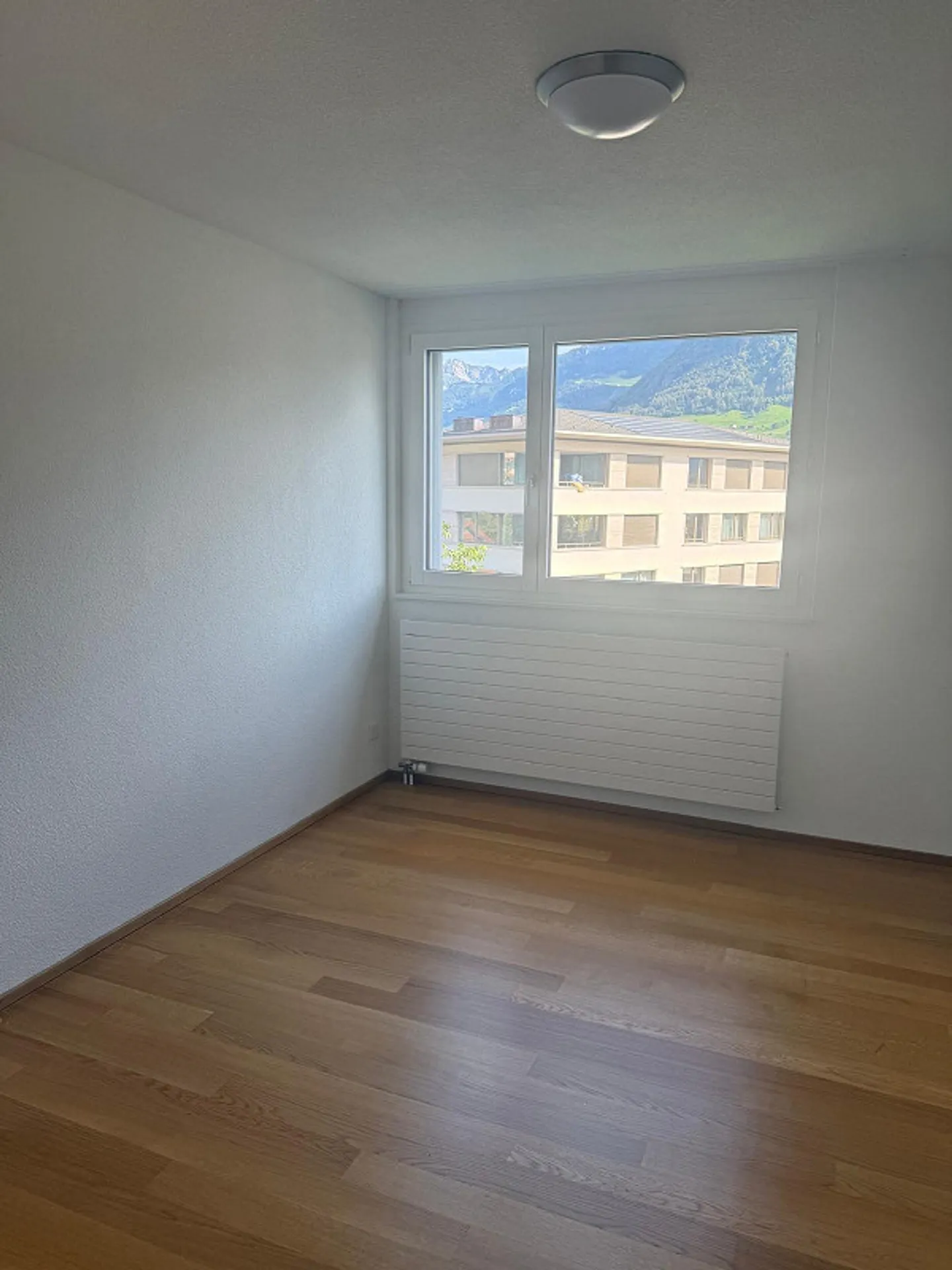 Luminoso appartamento di 5,5 stanze, balcone, vista montagna, garage, nel centro di Ennetbürgen - Foto 12 di 16