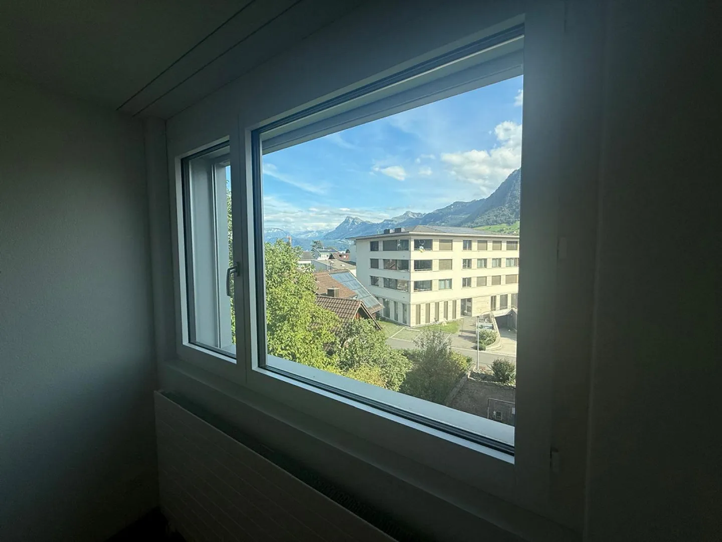 Luminoso appartamento di 5,5 stanze, balcone, vista montagna, garage, nel centro di Ennetbürgen - Foto 13 di 16