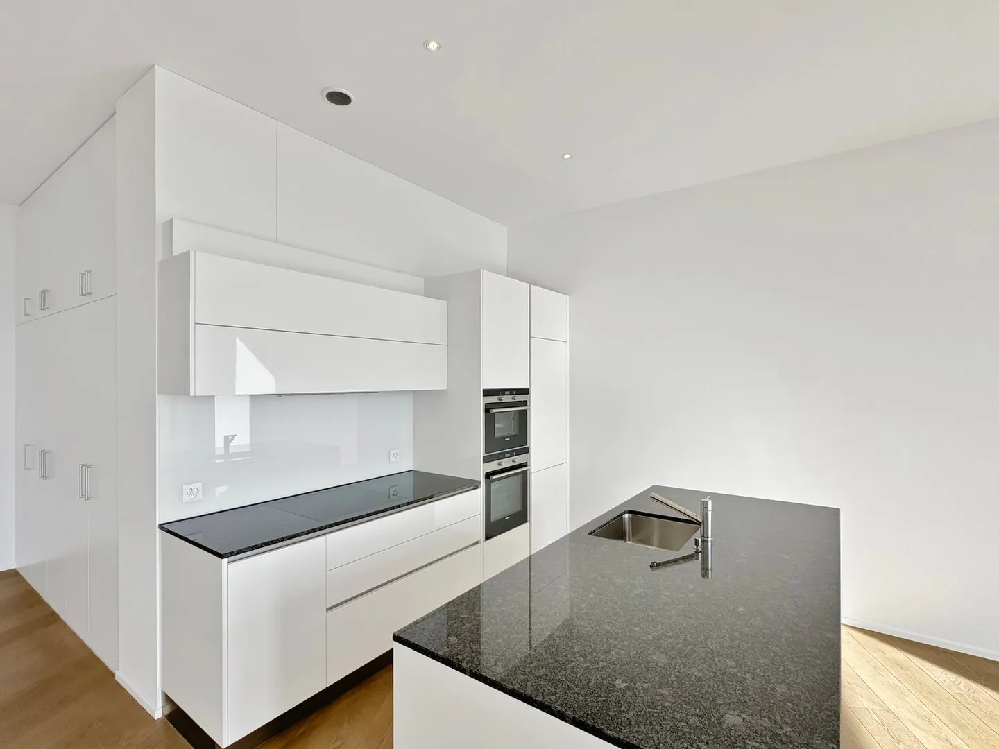 Appartement exclusif de 2,5 pièces en hauteur avec vue panoramique sur Zurich et les Alpes - Photo 3 sur 11