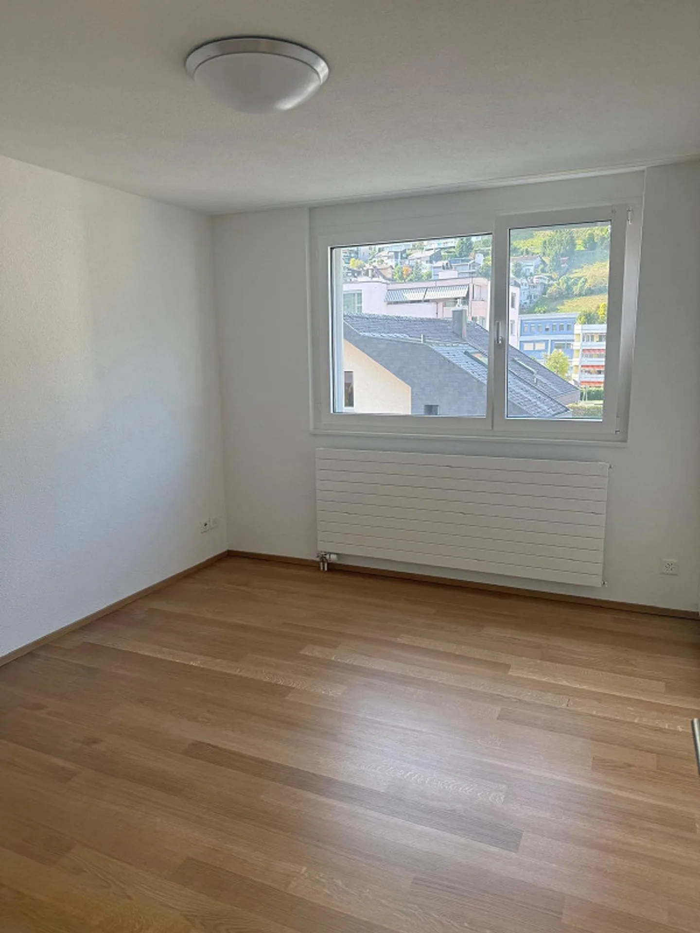 Luminoso appartamento di 5,5 stanze, balcone, vista montagna, garage, nel centro di Ennetbürgen - Foto 14 di 16