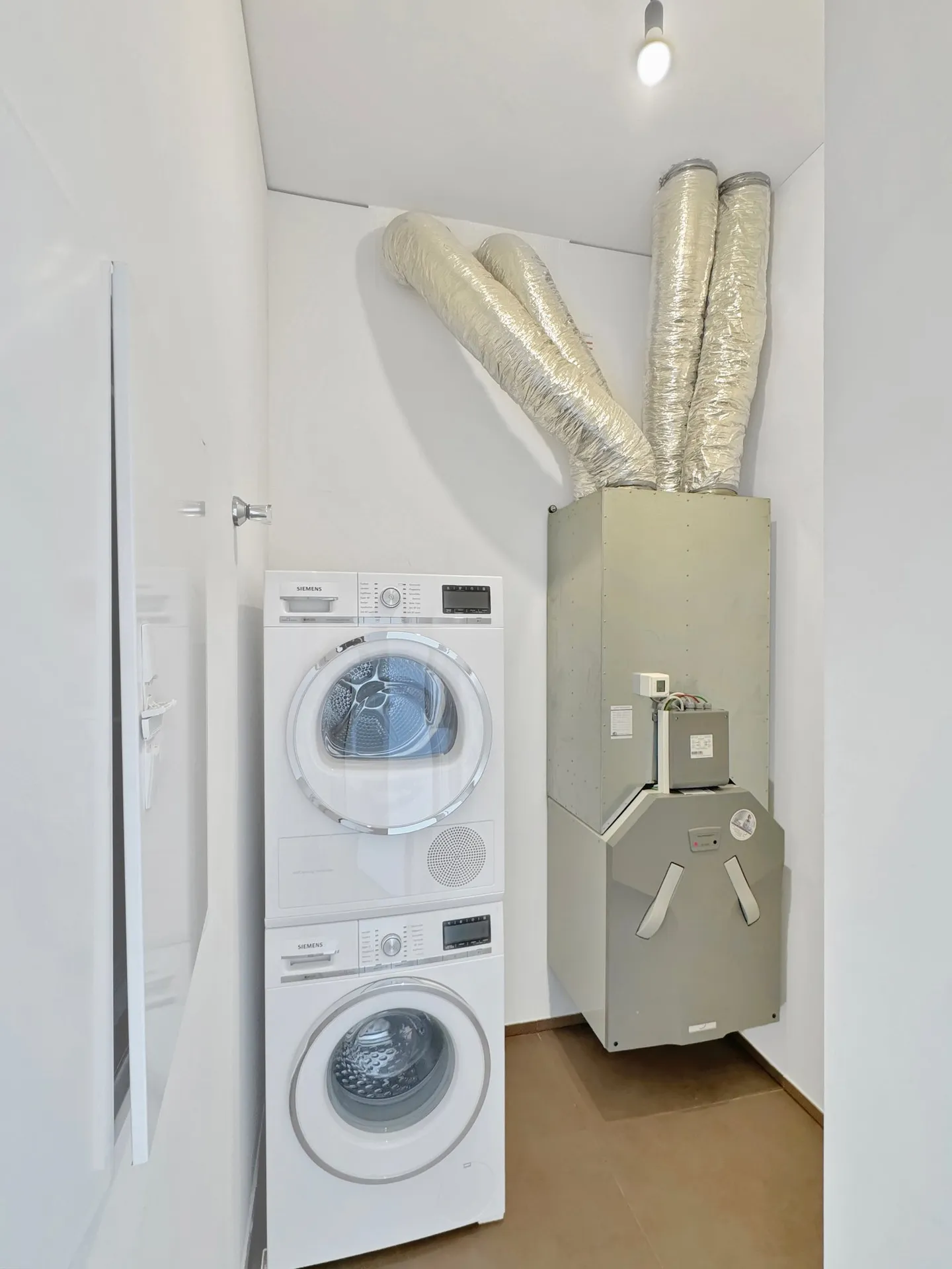 Appartement exclusif de 2,5 pièces en hauteur avec vue panoramique sur Zurich et les Alpes - Photo 10 sur 11