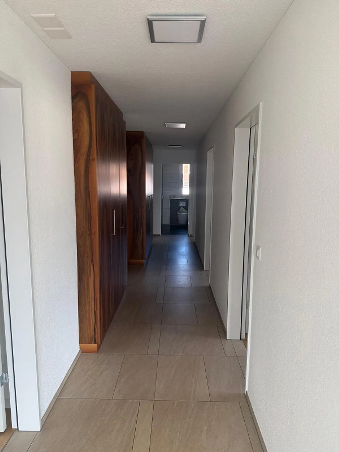 Luminoso appartamento di 5,5 stanze, balcone, vista montagna, garage, nel centro di Ennetbürgen - Foto 16 di 16