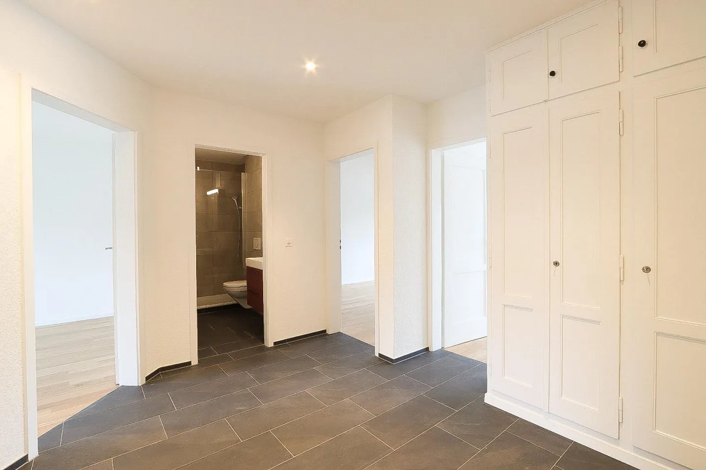 Modern apartment in a quiet neighborhood - Photo 5 of 7