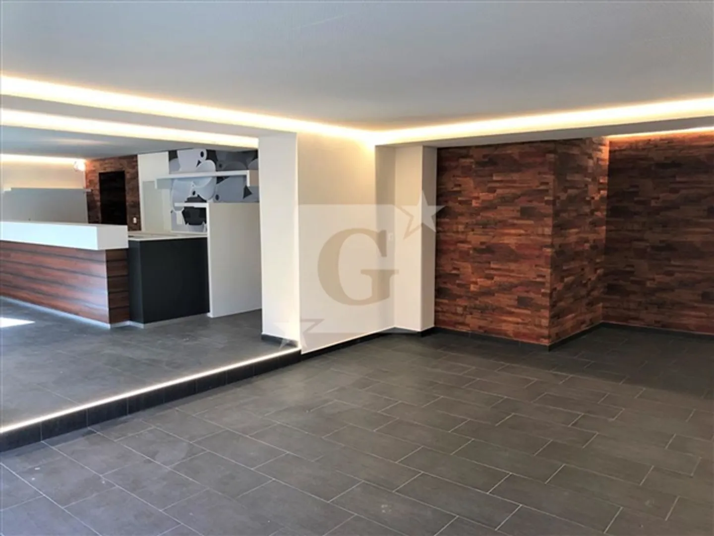 Completely renovated restaurant in an ideal location at the central square of St-Leonard VS - Photo 1 of 11