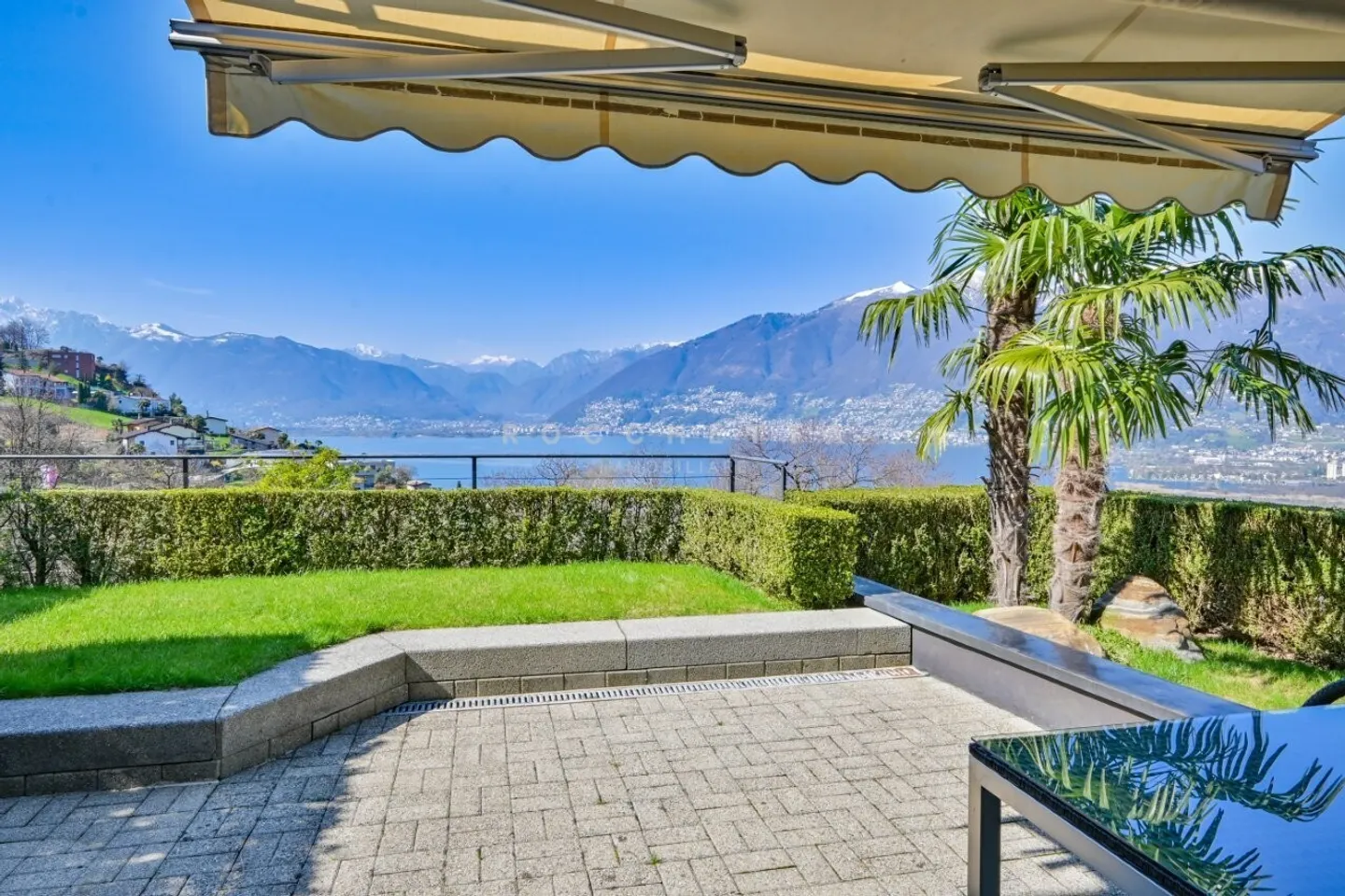Mediterranean jewel with garden and view of Lake Maggiore - Photo 2 of 15