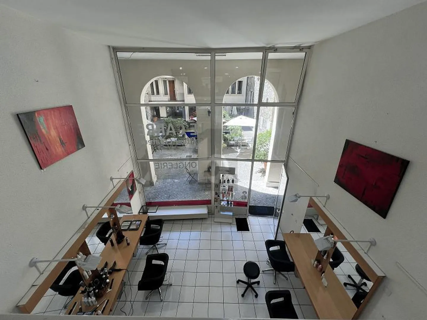 SALON DE COIFFURE EN VIEILLE VILLE - Photo 4 of 6
