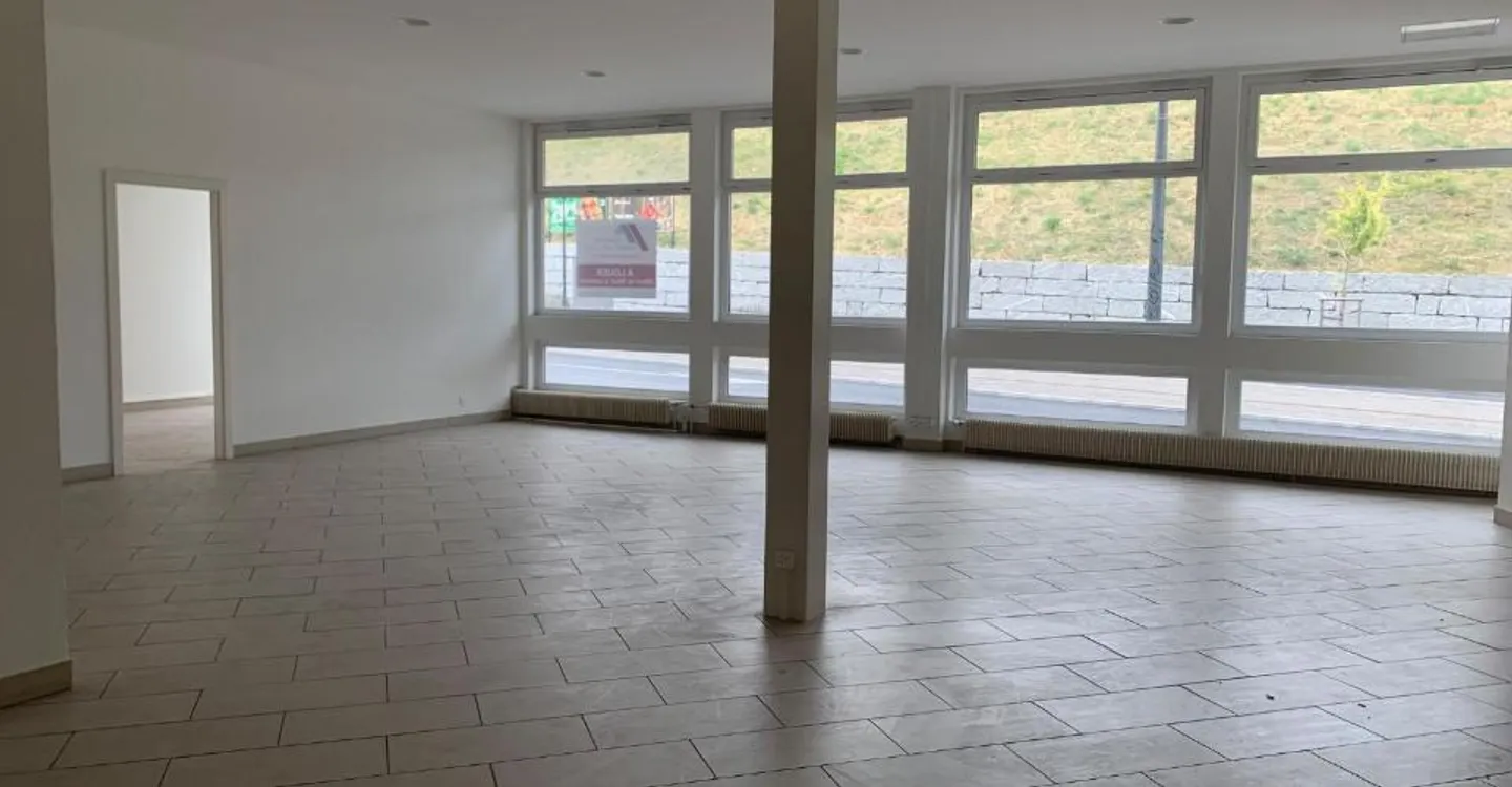 Wählen Sie einen Standort, der Ihre Ambitionen unterstützt! Etablieren Sie Ihr Geschäft in einem dynamischen Viertel. Diese Verkaufsfläche bietet einen attraktiven Rahmen für Ihr nächstes Projekt: Fachgeschäft, Showroom, Institut, Konzeptgeschäft - Foto 5 von 8