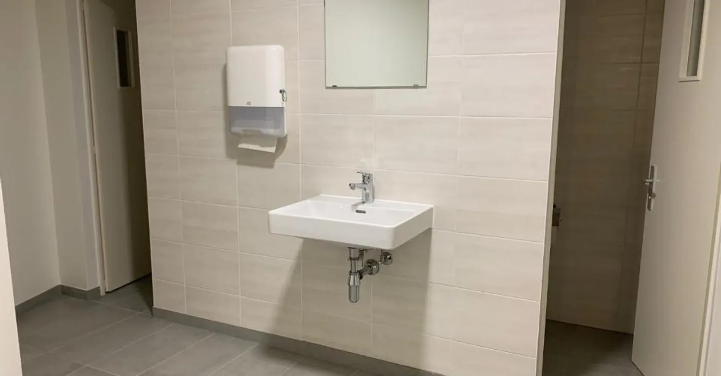 Wählen Sie einen Standort, der Ihre Ambitionen unterstützt! Etablieren Sie Ihr Geschäft in einem dynamischen Viertel. Diese Verkaufsfläche bietet einen attraktiven Rahmen für Ihr nächstes Projekt: Fachgeschäft, Showroom, Institut, Konzeptgeschäft - Foto 7 von 8