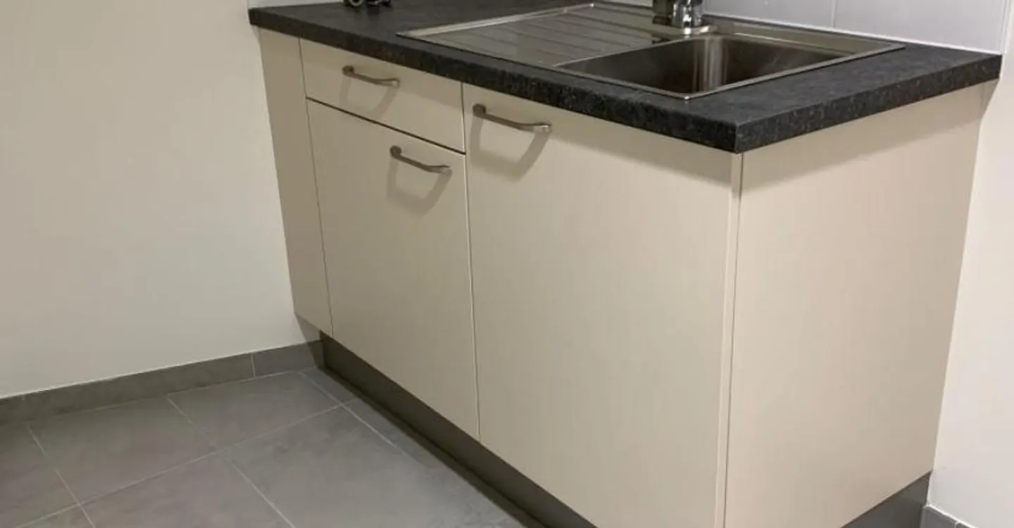 Wählen Sie einen Standort, der Ihre Ambitionen unterstützt! Etablieren Sie Ihr Geschäft in einem dynamischen Viertel. Diese Verkaufsfläche bietet einen attraktiven Rahmen für Ihr nächstes Projekt: Fachgeschäft, Showroom, Institut, Konzeptgeschäft - Foto 8 von 8