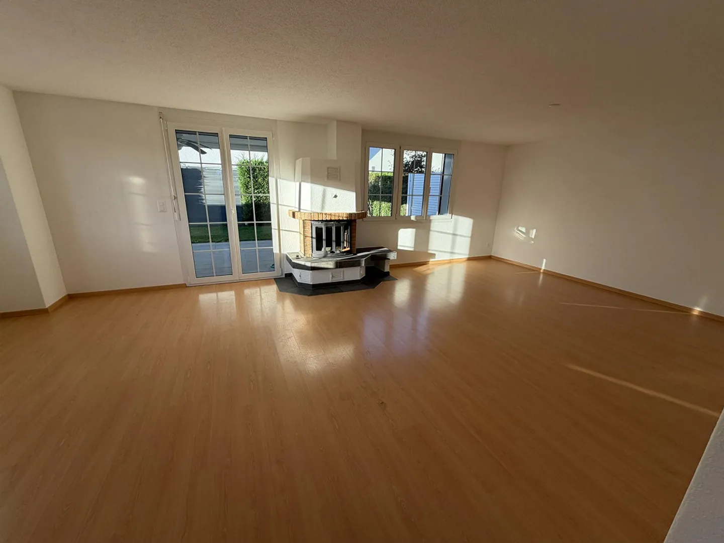 Charmante maison jumelée de 6,5 pièces dans un endroit calme à Buttikon SZ - Photo 3 sur 12
