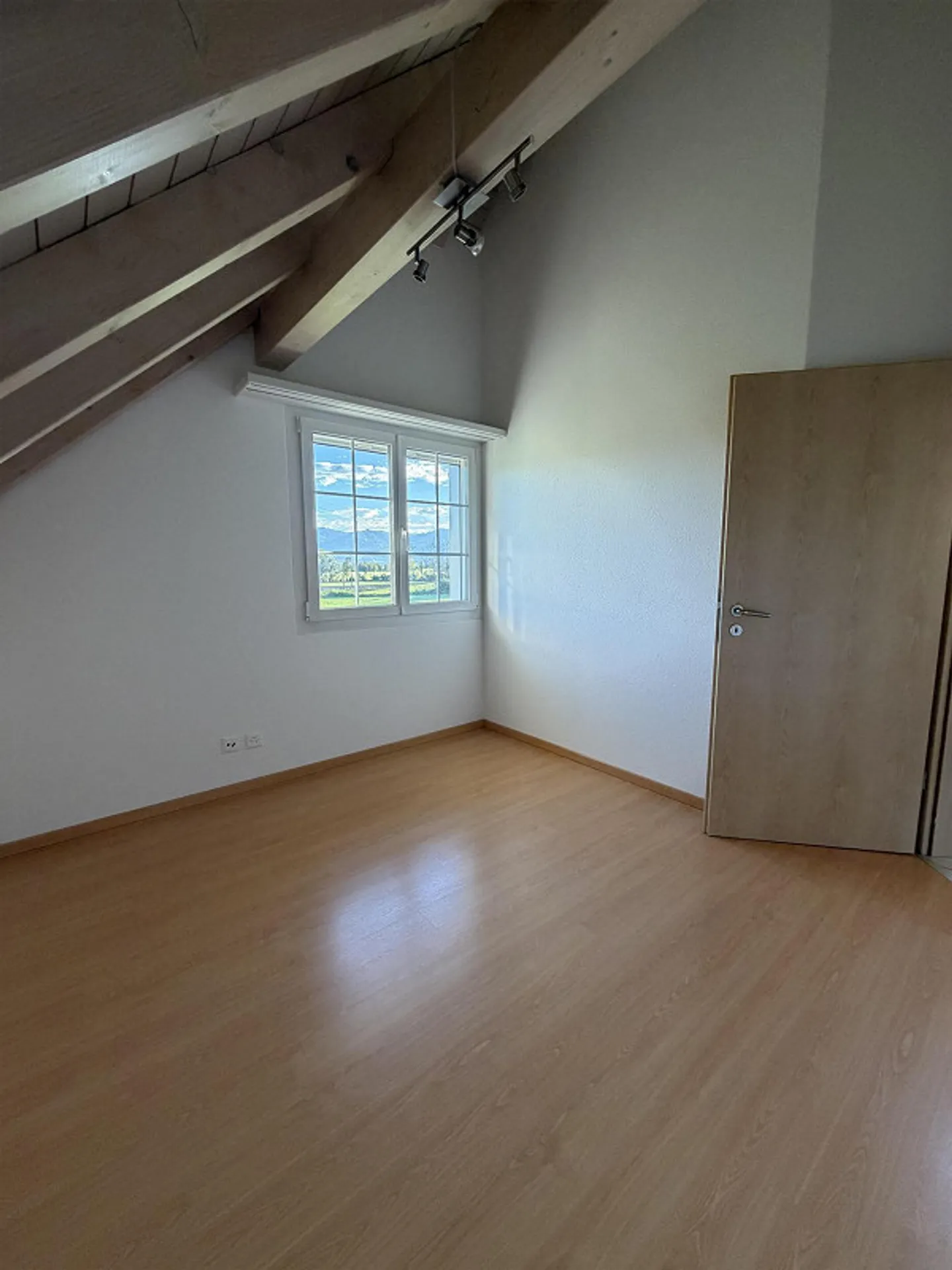 Charmante maison jumelée de 6,5 pièces dans un endroit calme à Buttikon SZ - Photo 4 sur 12