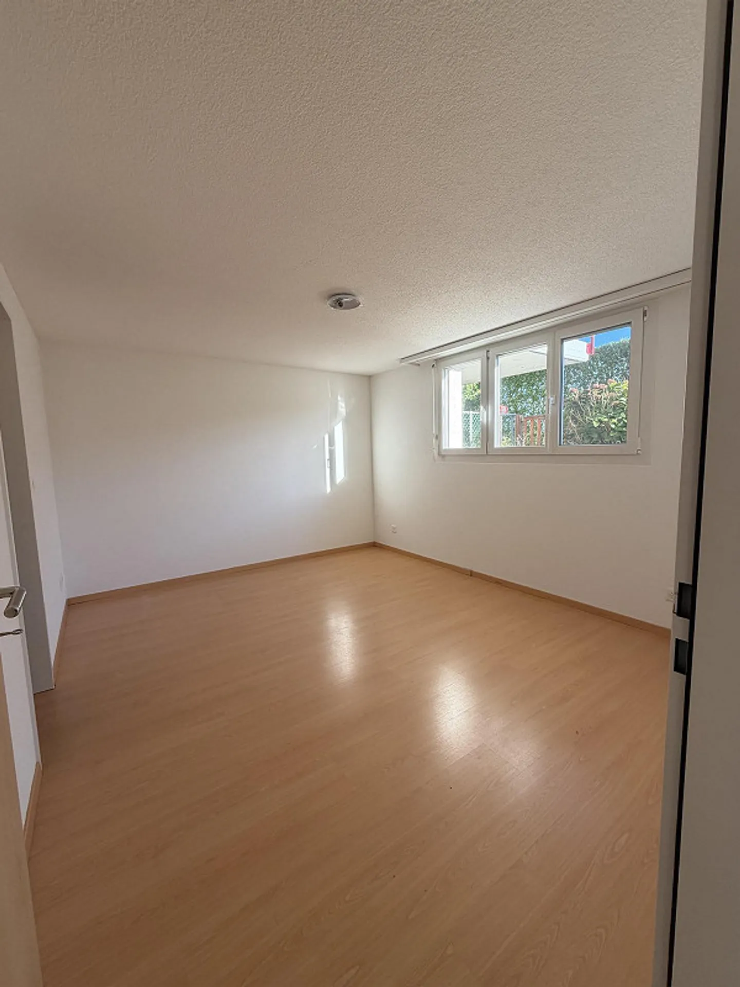 Charmante maison jumelée de 6,5 pièces dans un endroit calme à Buttikon SZ - Photo 6 sur 12