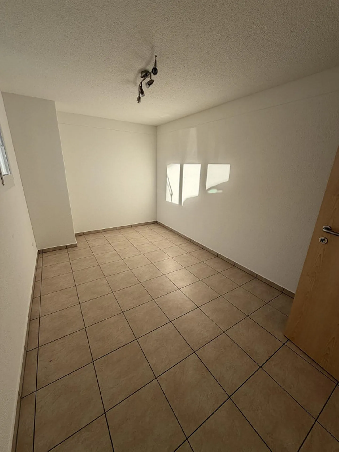 Charmante maison jumelée de 6,5 pièces dans un endroit calme à Buttikon SZ - Photo 7 sur 12