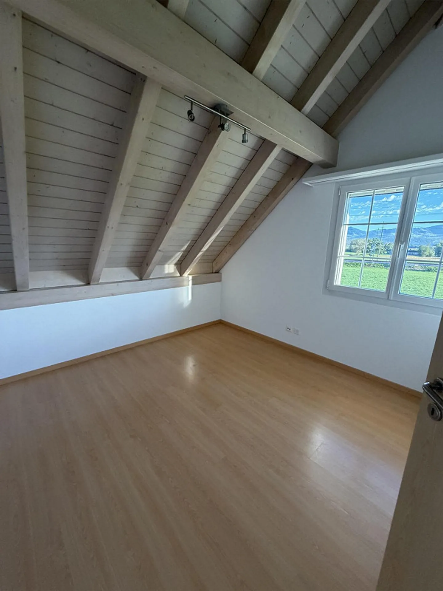 Charmante maison jumelée de 6,5 pièces dans un endroit calme à Buttikon SZ - Photo 8 sur 12