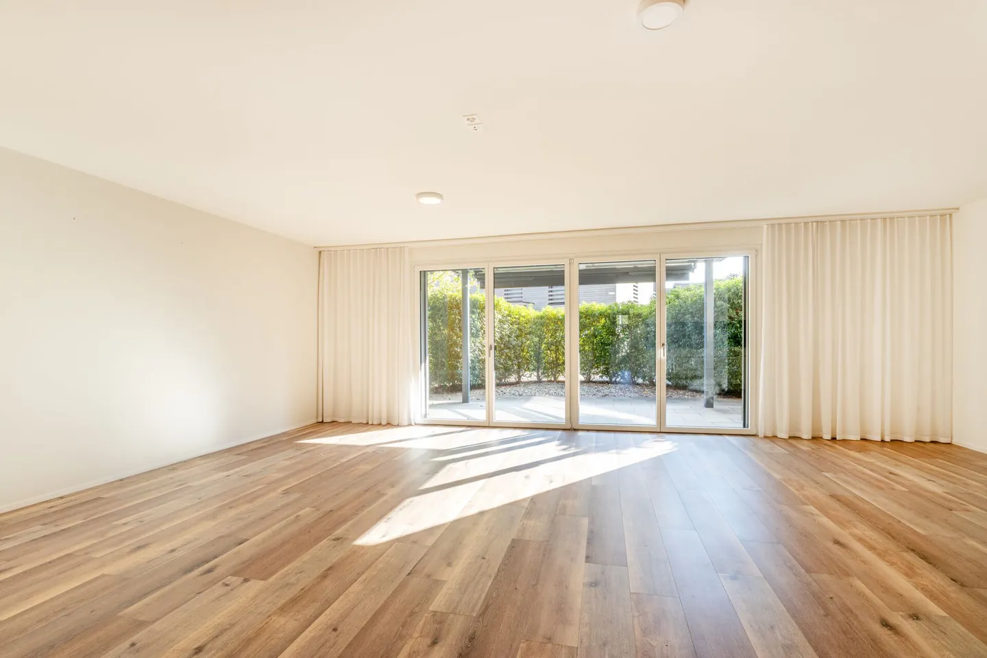 Appartement de jardin attrayant de 2,5 pièces avec charme - Photo 2 sur 17
