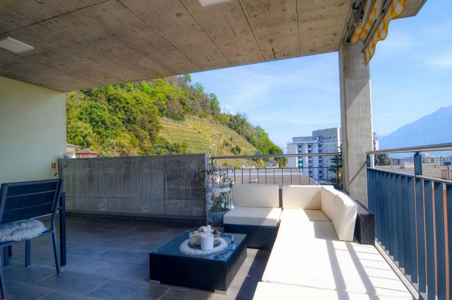 Attika-Duplex in Solduno – grosszügige Räume, Galerie und zwei Balkone - Foto 1 von 5