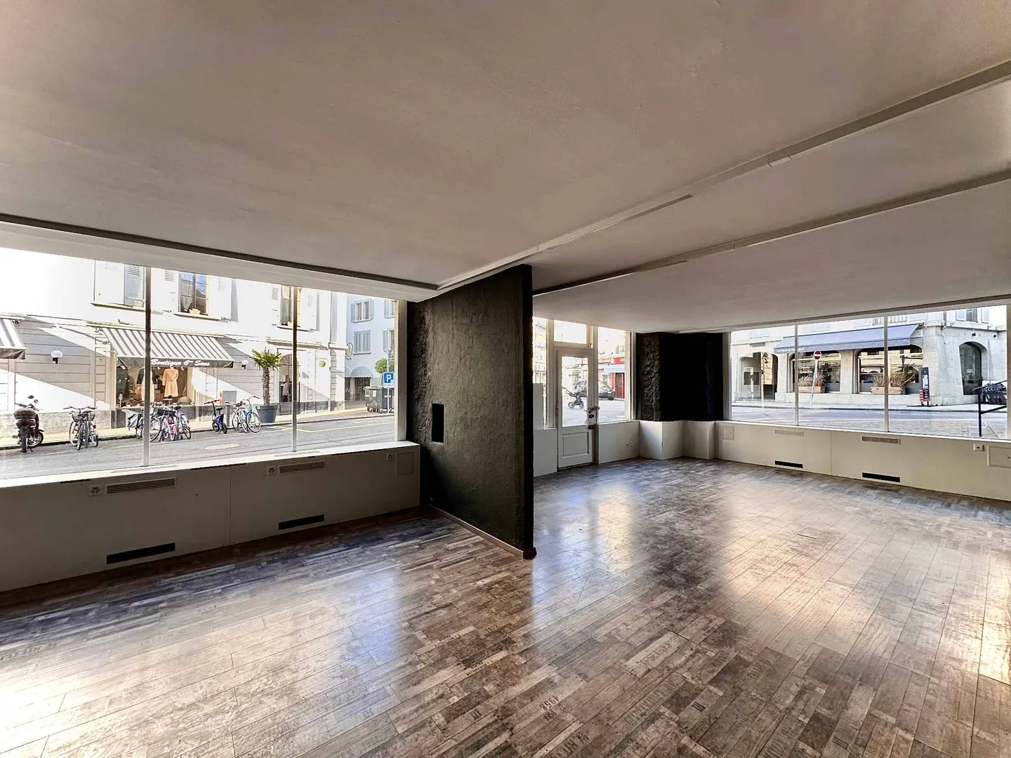 EXCLUSIVE - Commercial Arcade Rental - Vevey - Photo 1 of 3