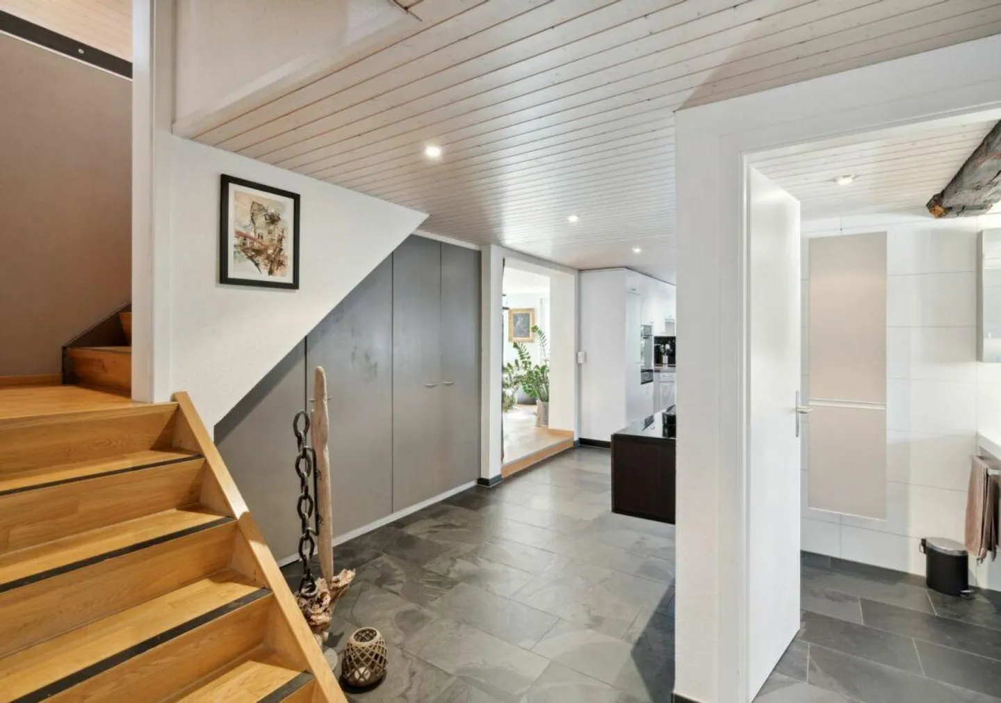 Single-family house with a separate apartment and studio: Ideal for self-use, investment, or both - Photo 11 of 22
