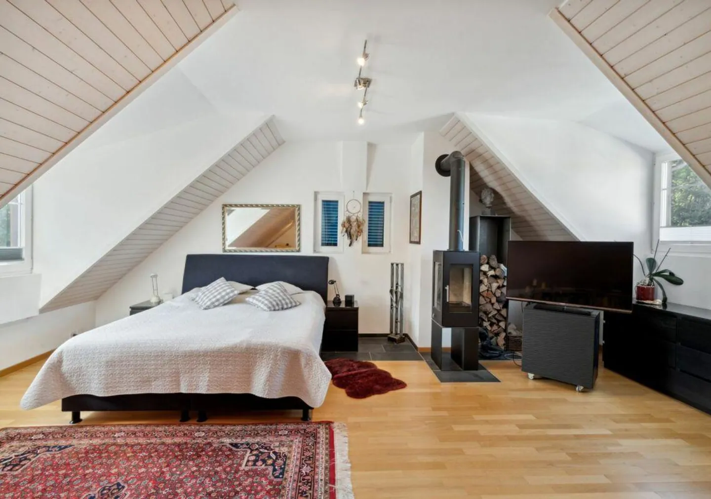 Single-family house with a separate apartment and studio: Ideal for self-use, investment, or both - Photo 14 of 22