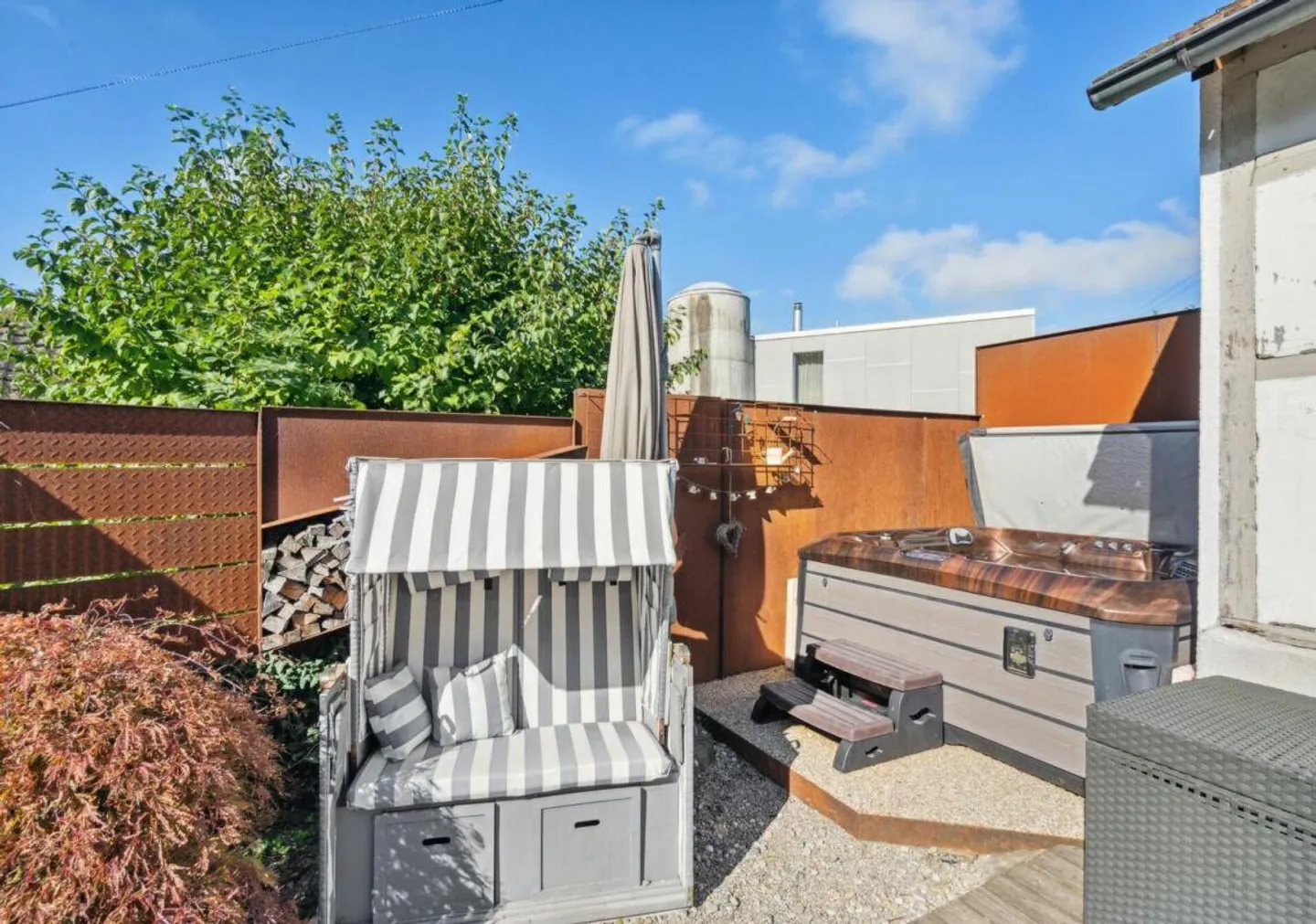 Single-family house with a separate apartment and studio: Ideal for self-use, investment, or both - Photo 19 of 22