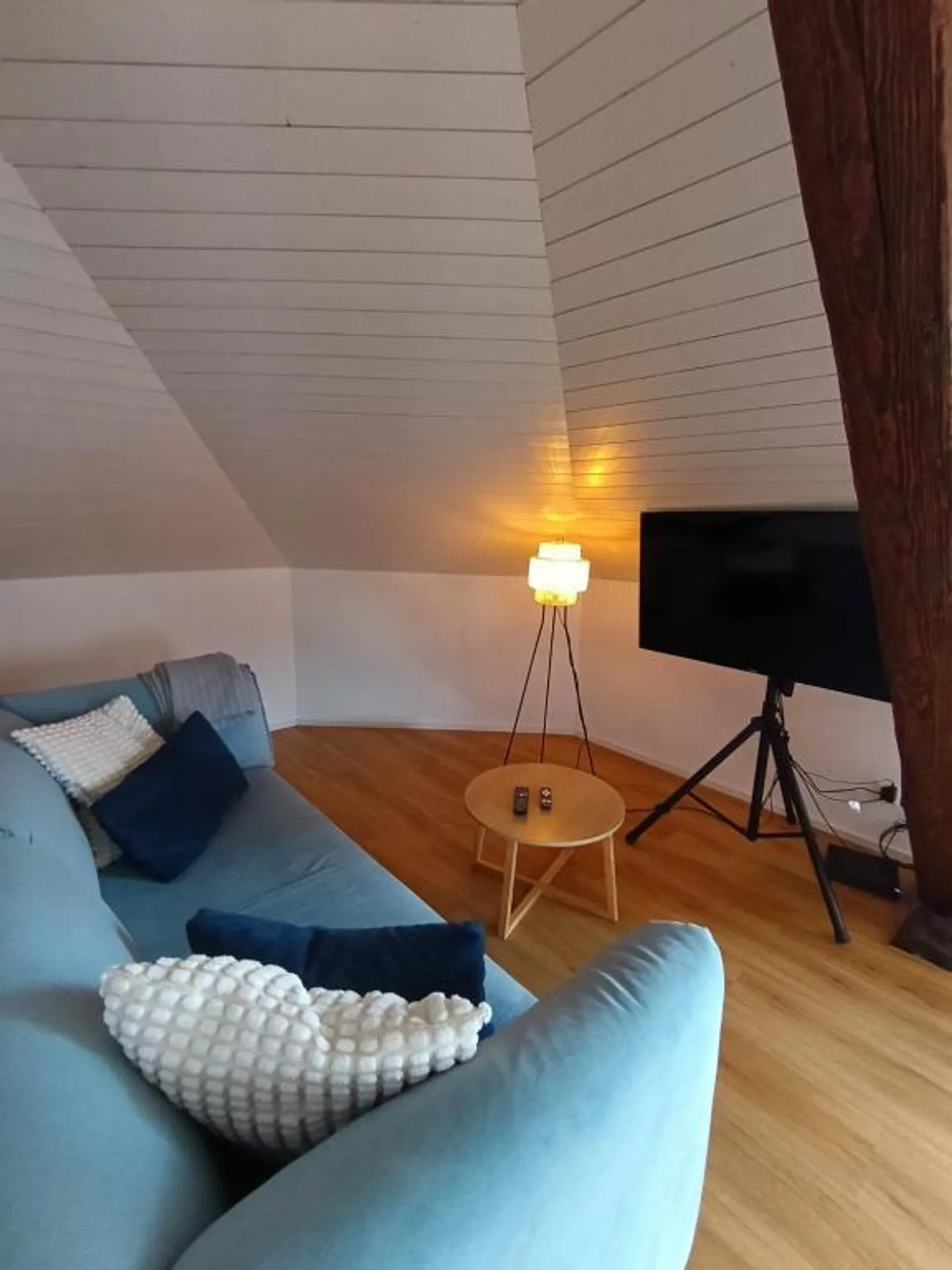 2.5 Attic Apartment - Photo 4 of 9