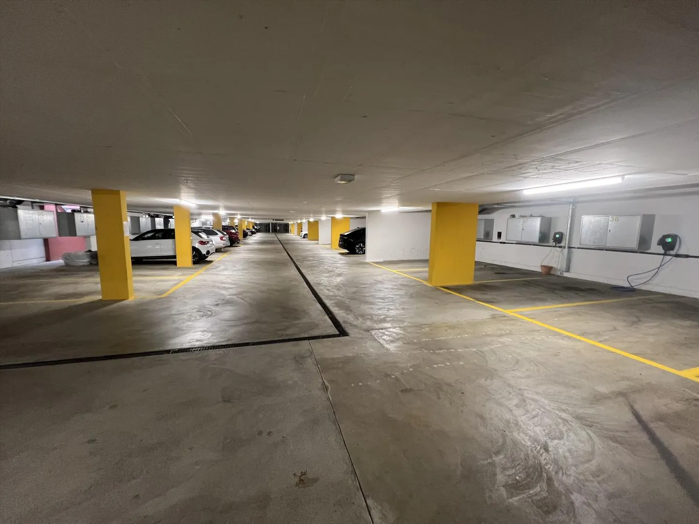 Posti Auto Interni Disponibili - Foto 2 di 2