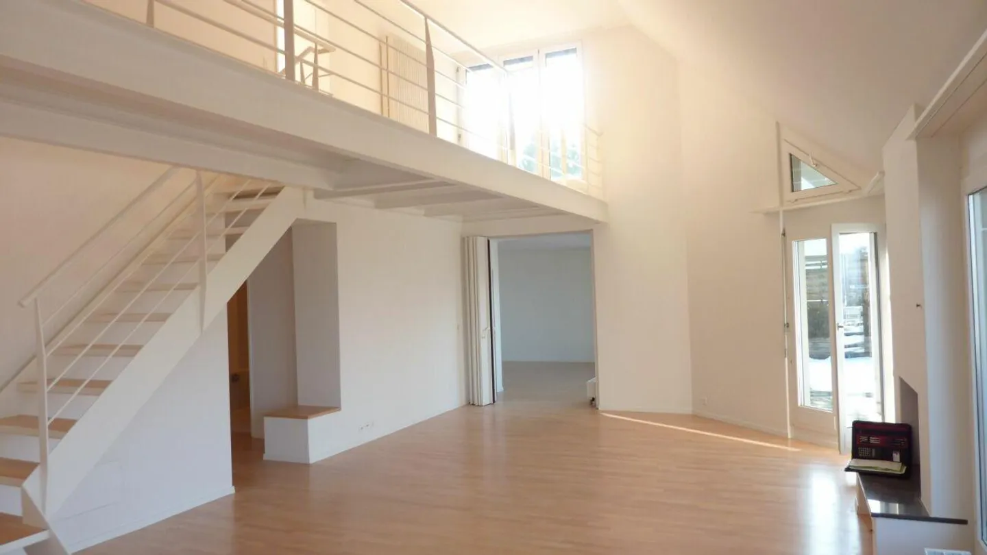 Appartamento attico di 5,5 stanze luminoso in affitto - Foto 3 di 7