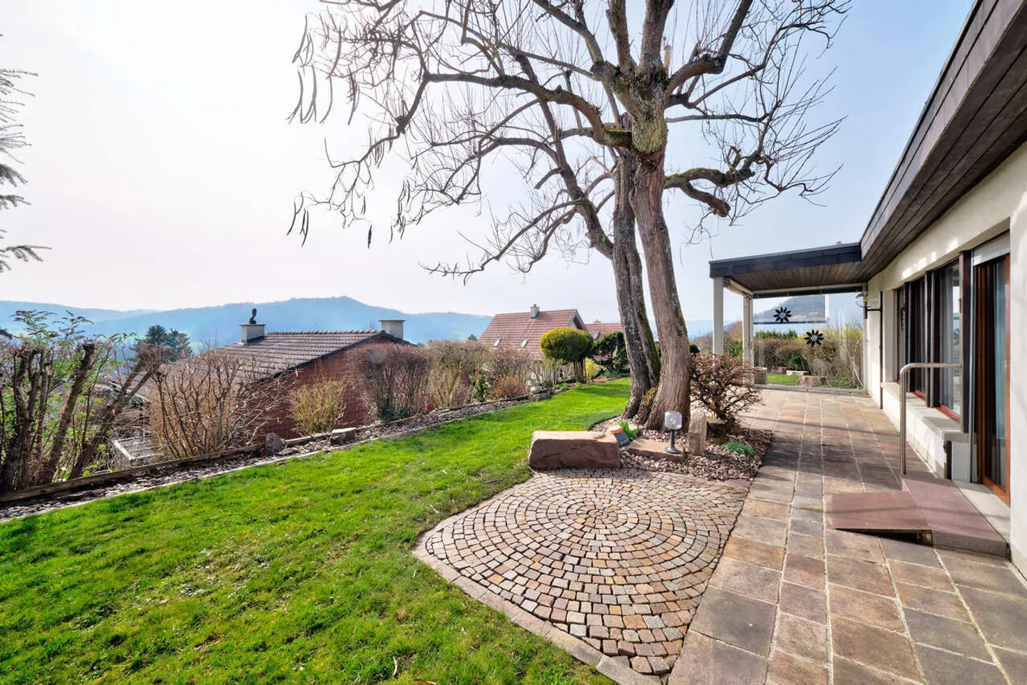 Charmantes Freistehendes Einfamilienhaus - Foto 1 von 15