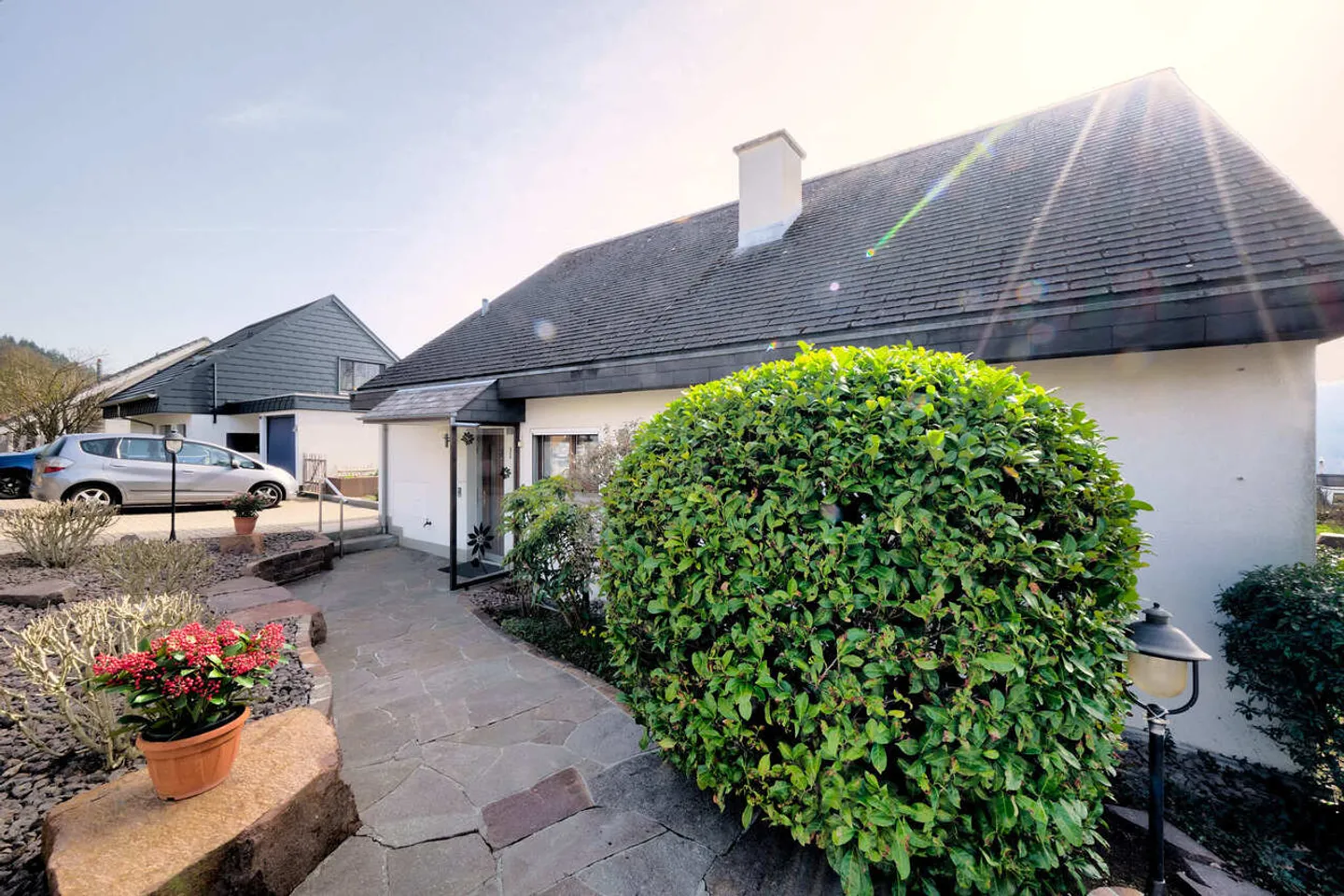 Charmantes Freistehendes Einfamilienhaus - Foto 2 von 15