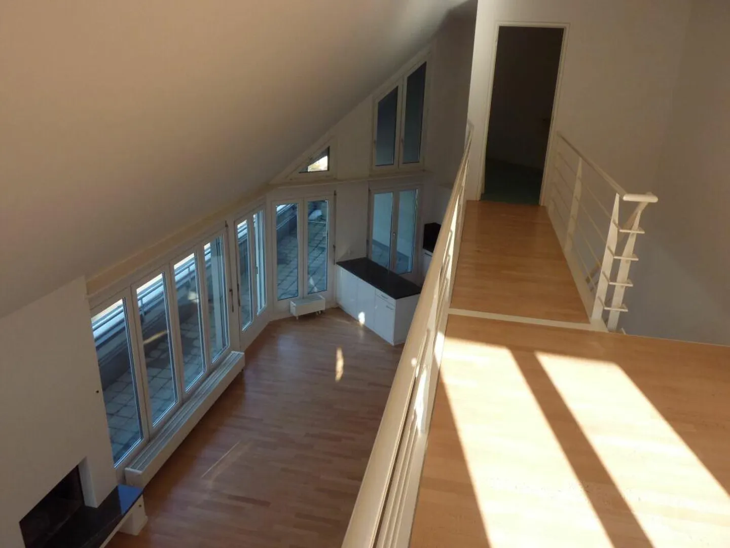 Appartamento attico di 5,5 stanze luminoso in affitto - Foto 4 di 7