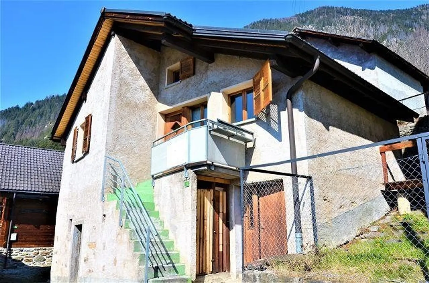 Casa di villaggio di 3 vani in posizione molto tranquilla e soleggiata con vista / Casa di 3 vani con piccolo giardino e bella vista panoramica - Foto 1 di 30