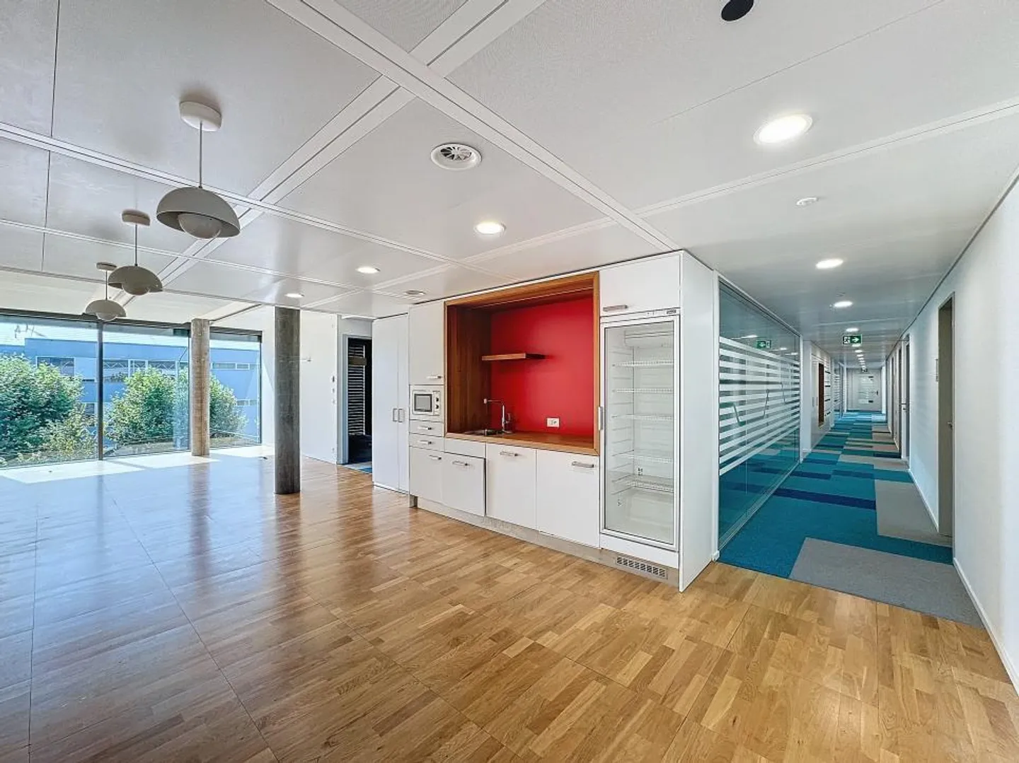 Offices with plenty of space for rent, strategic location near the airport. - Photo 4 of 9