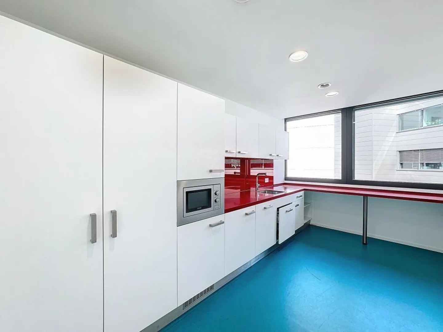 Offices with plenty of space for rent, strategic location near the airport. - Photo 5 of 9