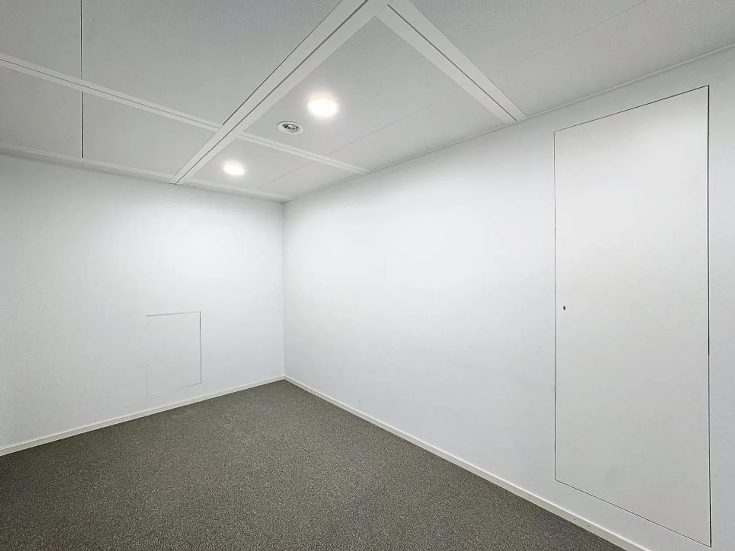 Offices with plenty of space for rent, strategic location near the airport. - Photo 6 of 9