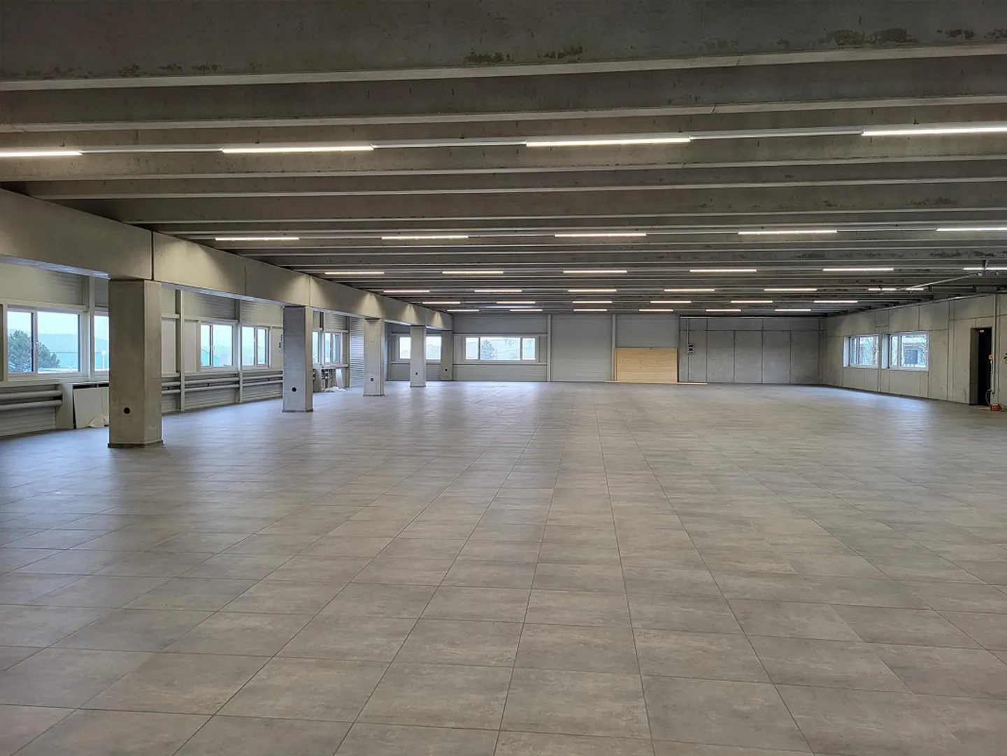 Grande Halle Commerciale - Espaces Partiels Disponibles à Louer - Photo 4 sur 10