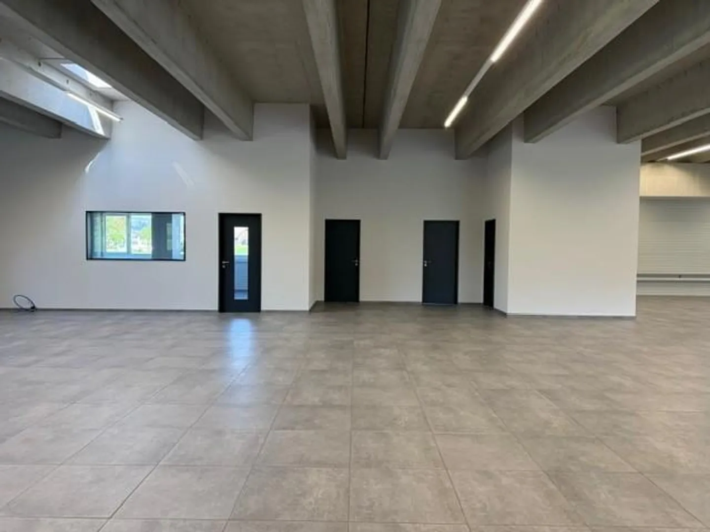 Grande Halle Commerciale - Espaces Partiels Disponibles à Louer - Photo 7 sur 10