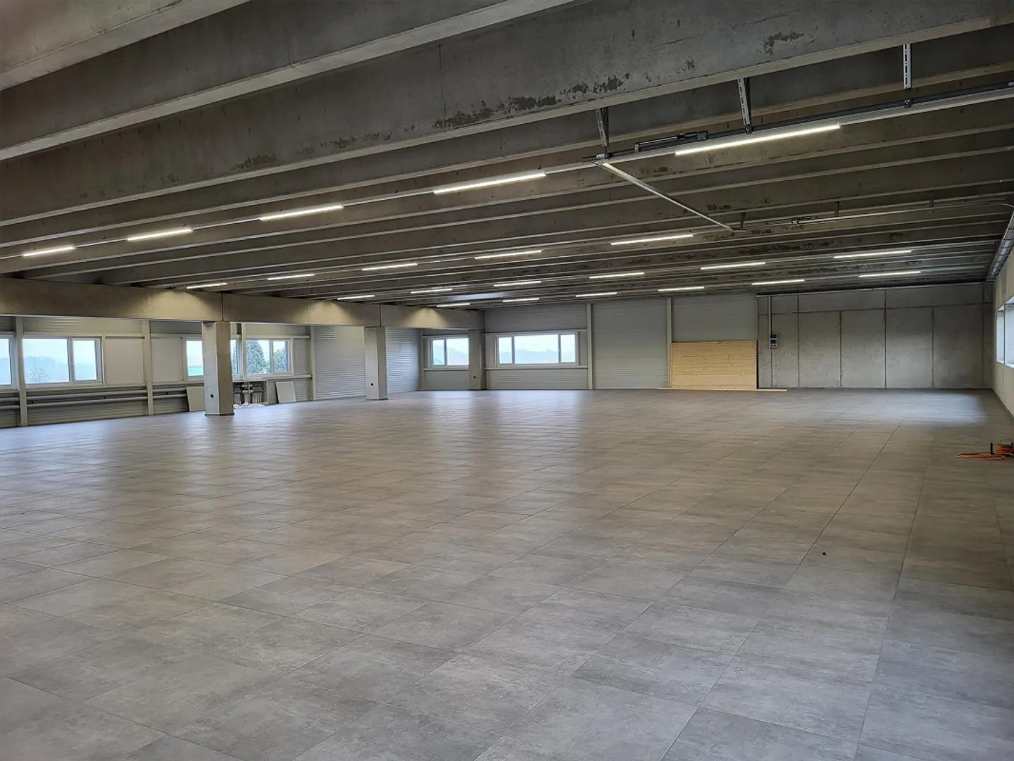 Grande Halle Commerciale - Espaces Partiels Disponibles à Louer - Photo 5 sur 10