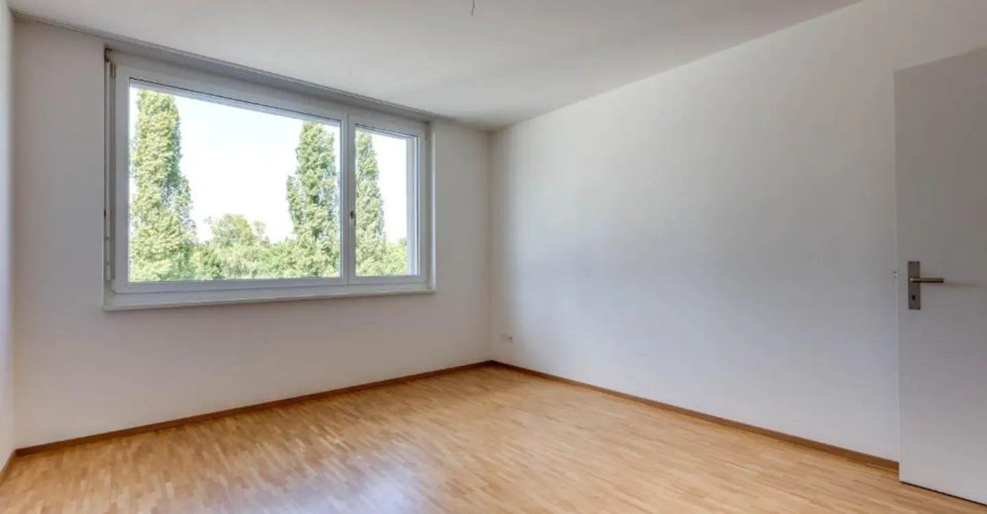 Do you love it spacious? - Photo 8 of 10