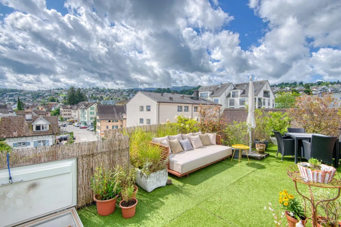 Nel centro del villaggio di Richterswil - 3 appartamenti, terrazza sul tetto e spazio per idee - Foto 1 di 15
