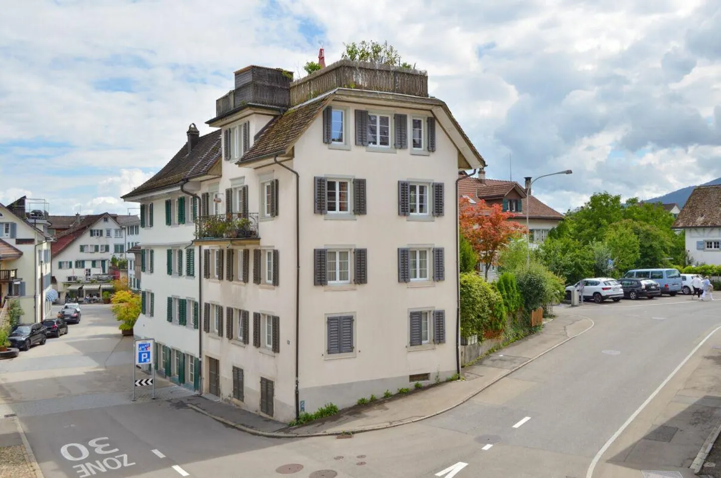 Nel centro del villaggio di Richterswil - 3 appartamenti, terrazza sul tetto e spazio per idee - Foto 3 di 15