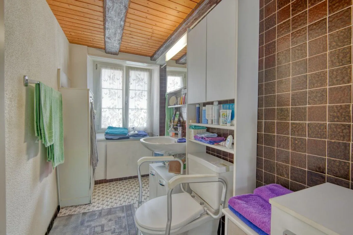 Nel centro del villaggio di Richterswil - 3 appartamenti, terrazza sul tetto e spazio per idee - Foto 14 di 15