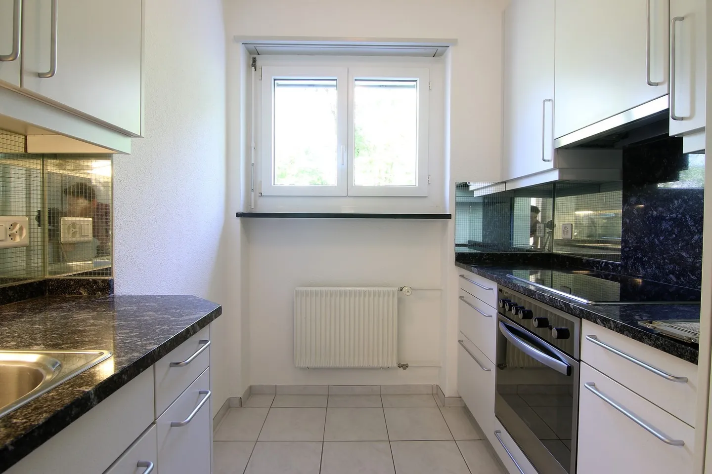 Well-kept 3-room apartment on the outskirts of the city - Photo 2 of 5