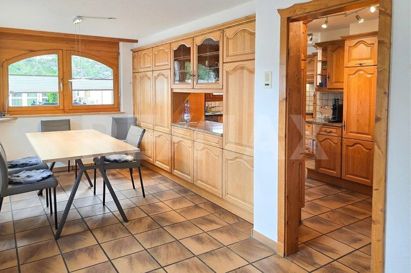 Spacious 5.5-room house with guest studios in the best location in Täsch - Photo 6 of 13