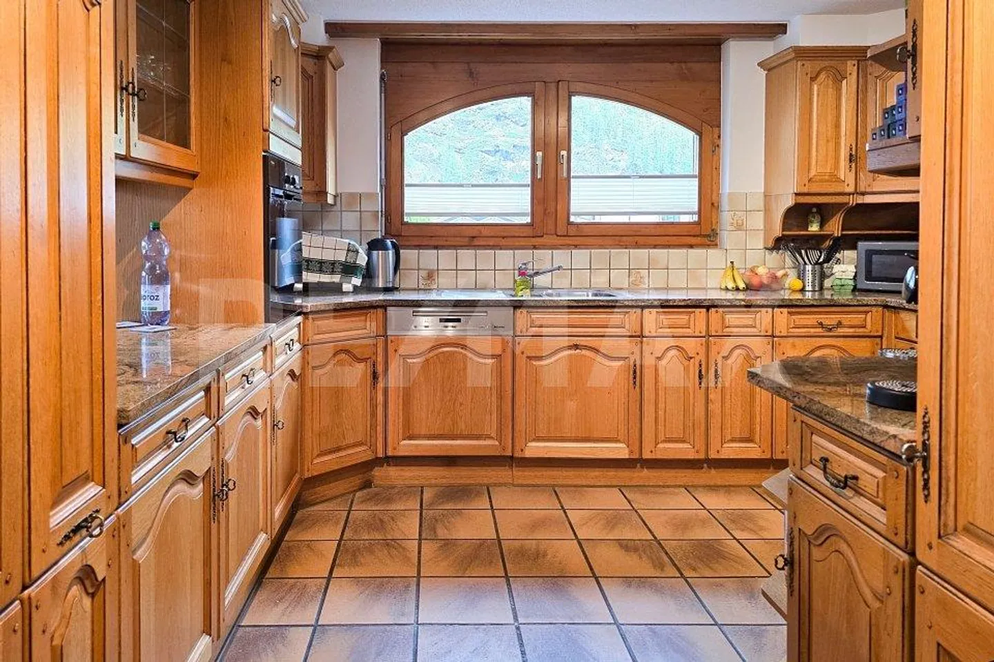 Spacious 5.5-room house with guest studios in the best location in Täsch - Photo 7 of 13