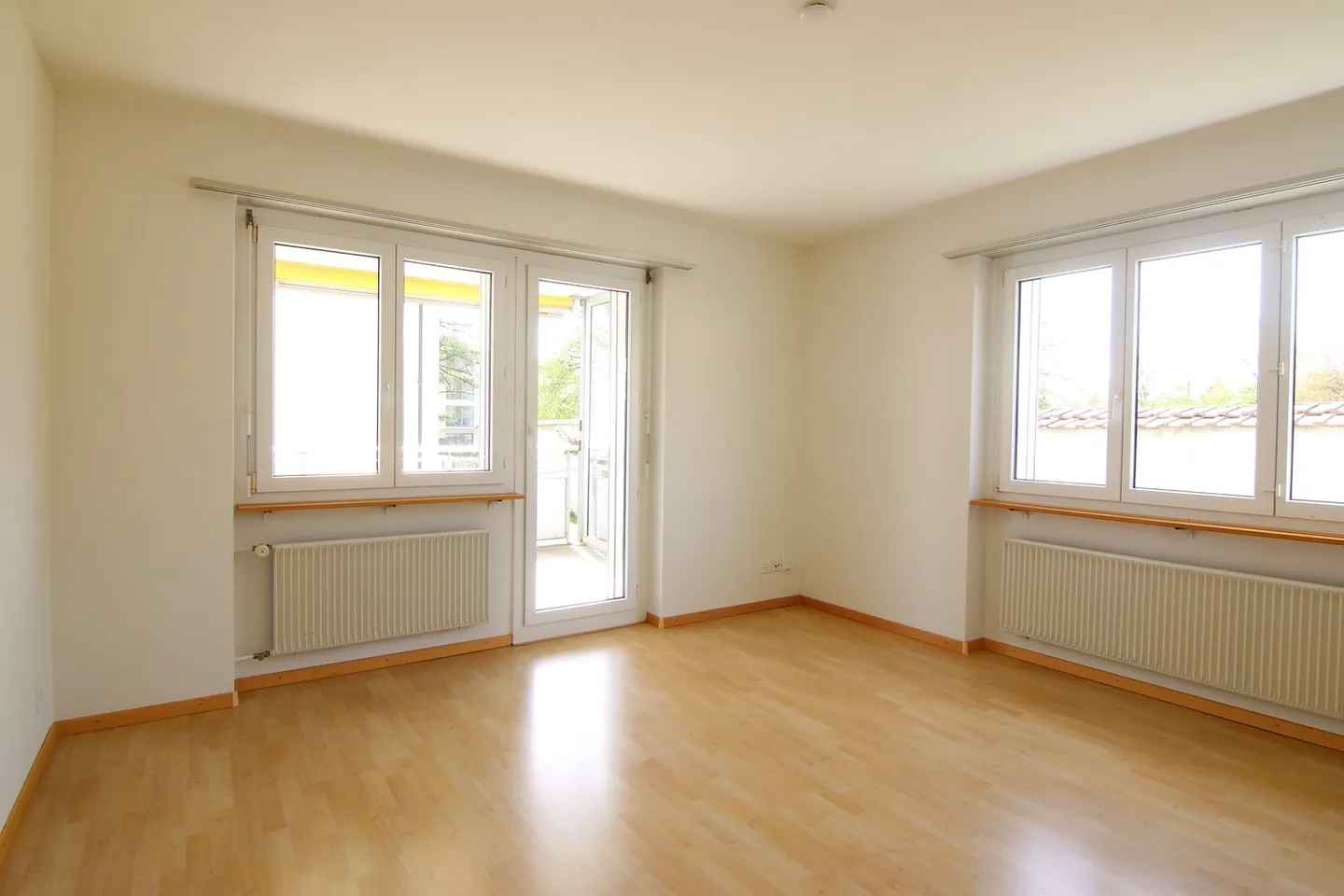 Well-kept 3-room apartment on the outskirts of the city - Photo 1 of 5