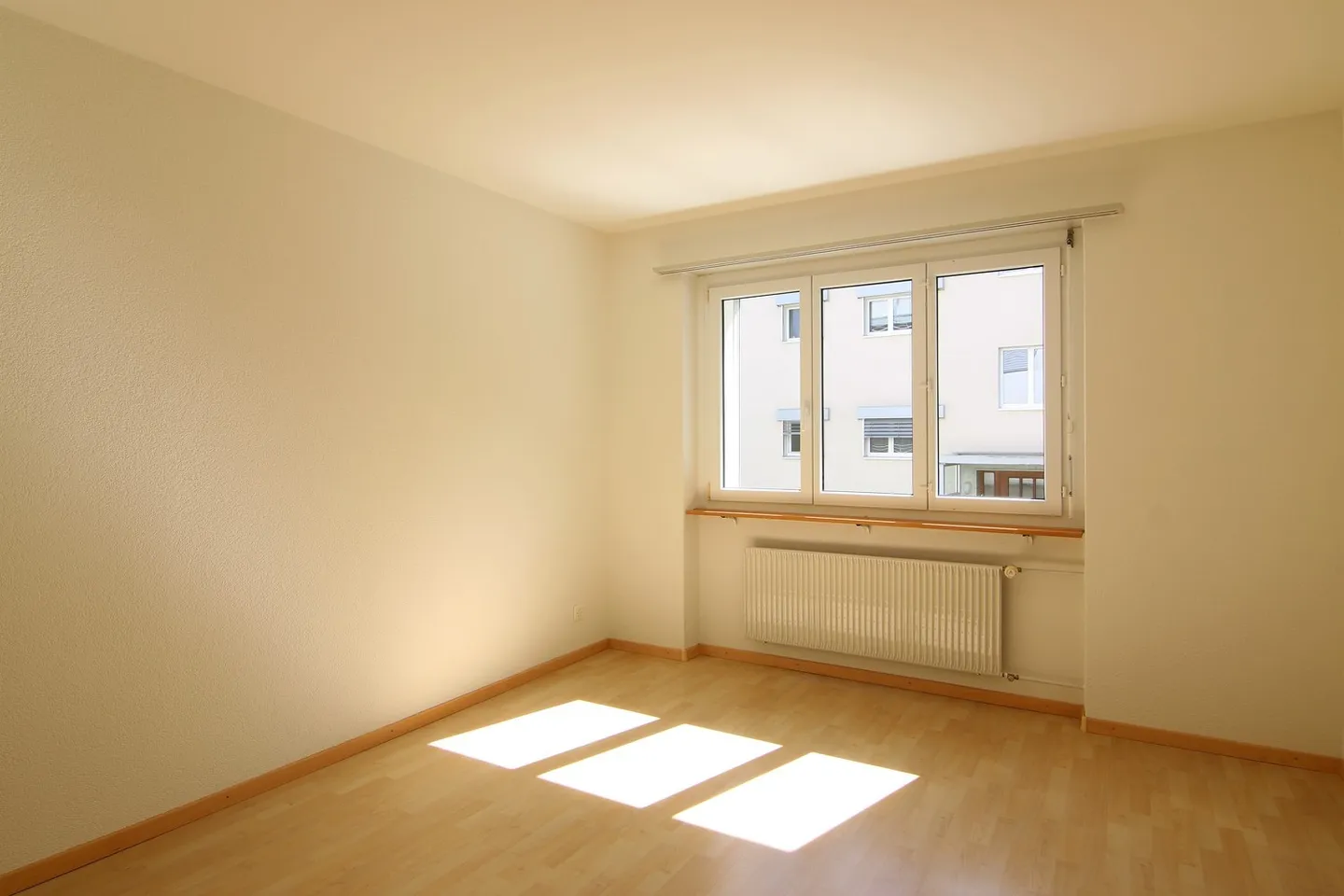 Well-kept 3-room apartment on the outskirts of the city - Photo 4 of 5