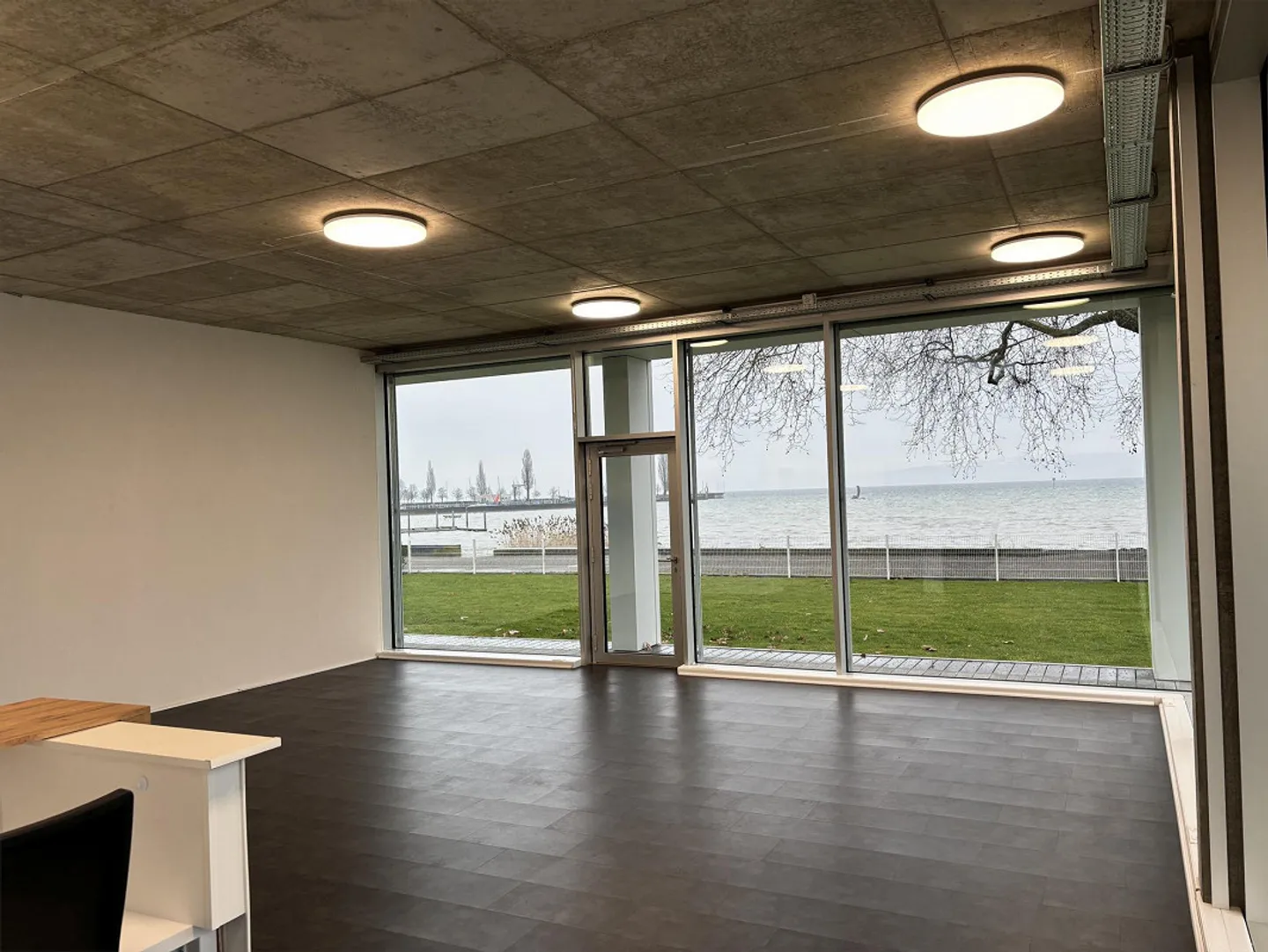 Spazio commerciale con vista lago, posizione privilegiata - Foto 1 di 3