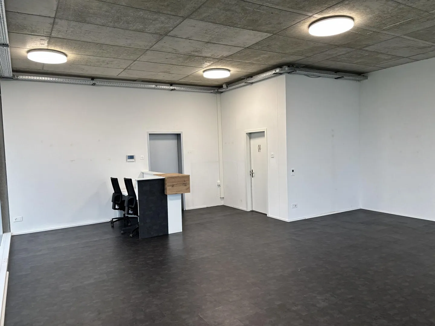 Spazio commerciale con vista lago, posizione privilegiata - Foto 2 di 3